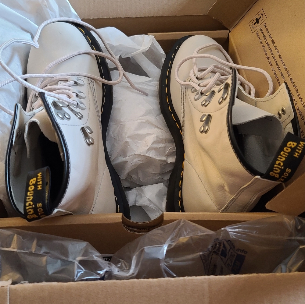 BNIB Dr Martens Virginia 101 Bone US L9